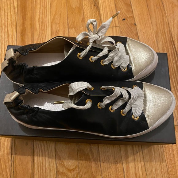 Comfortable shoe wore them three times. - Picture 3 of 5